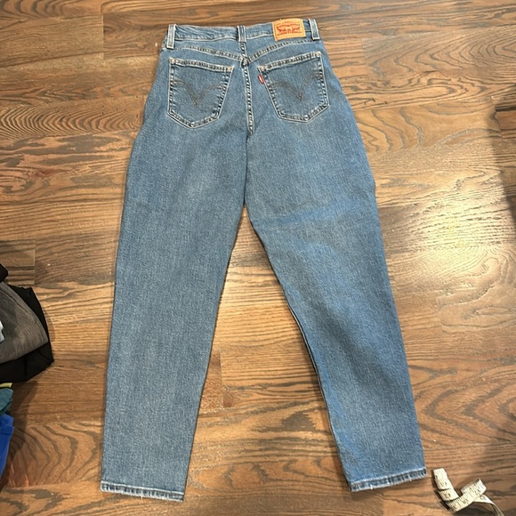 Levi High Waisted Mom Jeans - Picture 6 of 6